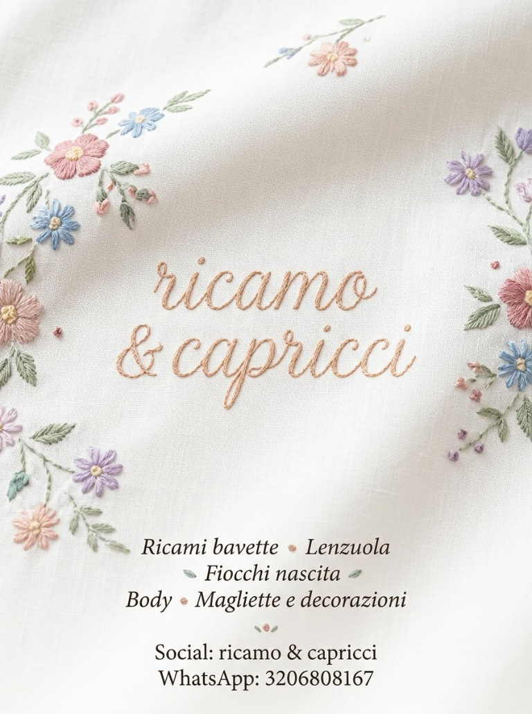 Locandina Ricami & Capricci: ricami per neonati, fiocchi nascita, body e magliette; WhatsApp 320 680 8167